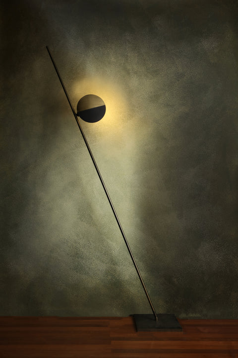 Leaning-floor lamp